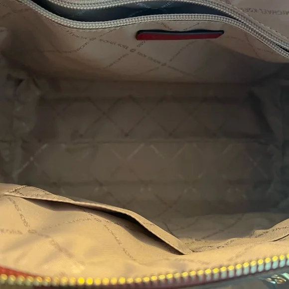 ❤️❤️Michael Kors Crossbody. New ! Never used. - Picture 3 of 3